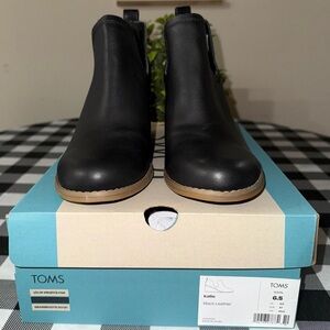 EUC Toms Kallie Black Leather Women's Shoes